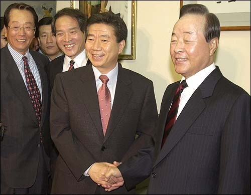 김영삼 전 대통령이 2002년 4월 서울 상도동 자택에서 당시 민주당 대선후보로 선출된 노무현 전 대통령의 방문을 받고 악수하고 있다. 부산일보DB