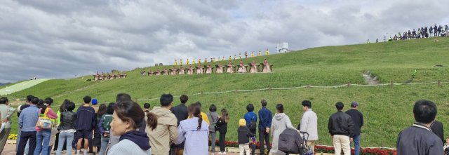 지난해 가야문화축제 때 대성동고분군을 무대로 펼쳐진 ‘가야판타지아’ 공연. 김해시 제공
