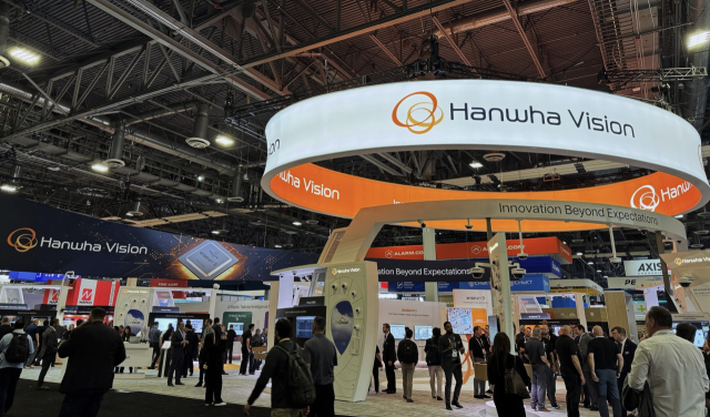 한화비전이 지난 1∼4일(현지시간) 미국 라스베이거스에서 열린 북미 최대 보안 전시회 ‘ISC WEST 2025’에 참가해 첨단 보안 솔루션을 전시했다고 6일 밝혔다. 사진은 ISC 웨스트에 참가한 한화비전 부스. 한화비전 제공