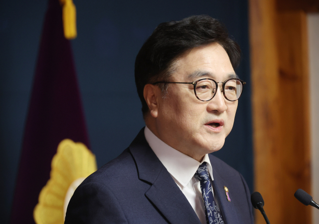 우원식 국회의장이 6일 서울 여의도 국회 사랑재에서 개헌 관련 기자회견을 하고 있다. 연합뉴스