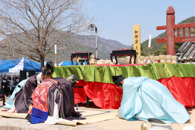 양산시가 4월 6일 가야진용신제 재단 앞에서 용신에게 뱃길의 안전과 국가의 태평성대, 강우, 국가무형유산 지정 등을 기원하는 제를 올리고 있다. 양산시 제공