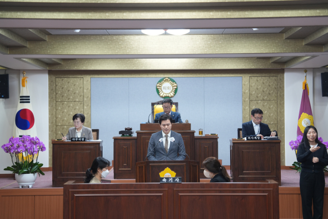 부산 사하구의회 소속 유영현 의원이 건설폐기물 재활용 업체 이전 반대 결의문을 낭독하는 모습. 사하구의회 제공