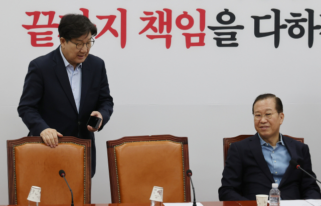 국민의힘 권영세 비상대책위원장과 권성동 원내대표가 6일 서울 여의도 국회에서 4선 이상 중진 의원들과의 간담회에 참석하고 있다. 연합뉴스