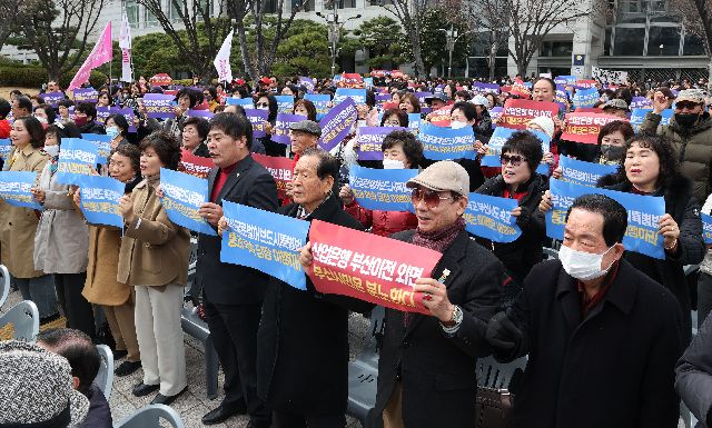 글로벌허브도시 범시민추진위원회 등 부산 지역 시민사회단체 회원들이 10일 오후 부산시청 광장에서 글로벌허브도시 특별법 제정과 산업은행 이전을 촉구하는 집회를 진행하고 있다. 정종회 기자 jjh@