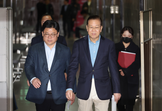 국민의힘 권영세 비상대책위원장이 6일 서울 여의도 국회에서 4선 이상 중진 의원들과의 간담회에 참석하고 있다. 연합뉴스