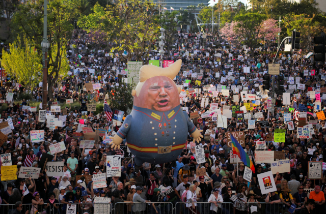 5일(현지 시간) 미국 캘리포니아주 LA에서 도널드 트럼프 미국 대통령과 일론 머스크 정부 효율부 수장에 반대하는 ‘핸즈 오프’(손 떼라·물러나라) 시위에 많은 사람들이 참석했다. 로이터연합뉴스