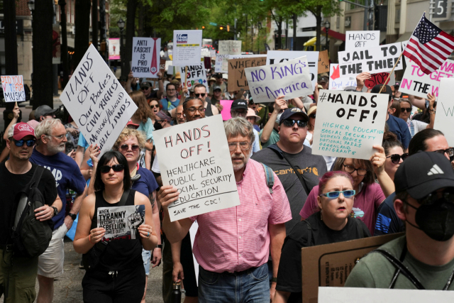 같은 날 조지아주 애틀랜타에 모인 시위자들이 ‘핸즈 오프’ 피켓을 들고 있는 모습. 로이터연합뉴스