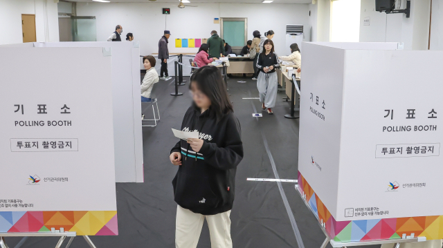 부산시교육감 재선거 투표날인 지난 2일 부산 명륜동행정복지센터 투표소에서 시민들이 소중한 한 표를 행사했다. 김종진 기자 kjj1761@
