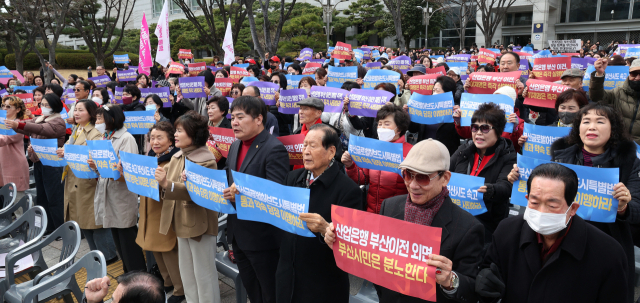 글로벌허브도시 범시민추진위원회 등 부산 지역 시민사회단체 회원들이 지난달 부산시청 광장에서 글로벌허브도시특별법 제정과 산업은행 이전을 촉구하는 집회를 진행하고 있다. 정종회 기자 jjh@