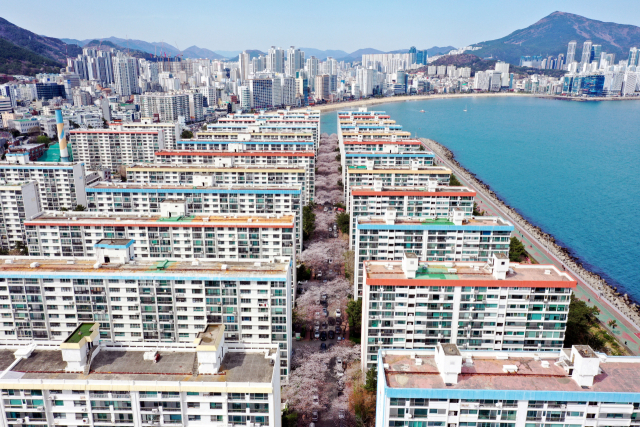 부산의 대표적인 재건축 단지인 수영구 남천동 삼익비치타운이 최고 99층짜리 특별건축구역 개발안을 포기하고 기존 60층 규모 아파트 건립을 추진하기로 했다. 정종회 기자 jjh@