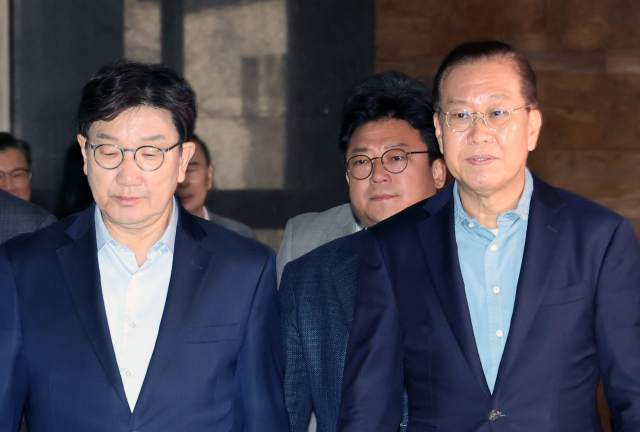 국민의힘 권영세 비상대책위원장과 권성동 원내대표가 6일 서울 여의도 국회에서 열린 의원총회에 참석하고 있다. 연합뉴스