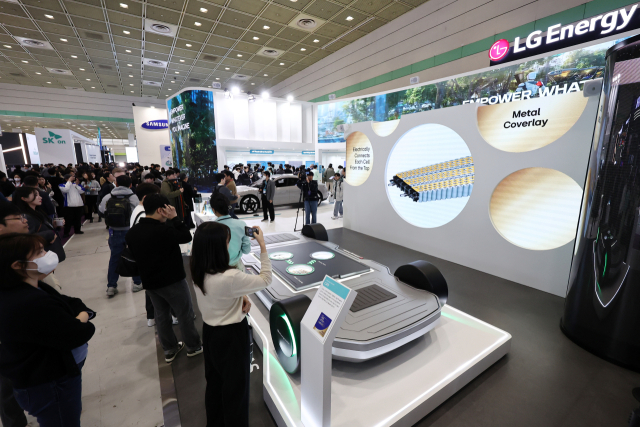5일 서울 강남구 코엑스에서 열린 인터배터리 2025에서 관람객들이 LG에너지솔루션 부스를 둘러보고 있다. 연합뉴스