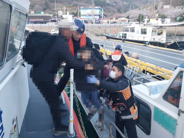 6일 오후 6시께 통영시 욕지면 연화도에 사는 6살 아이가 고열과 구토 증상을 보여 육지 병원으로 긴급 이송됐다. 통영해양경찰서 제공