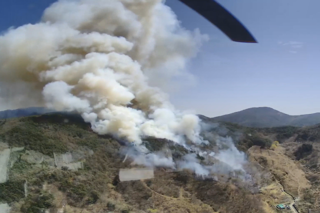 7일 낮 12시 5분께 하동군 옥종면 회신리 한 야산에서 산불이 발생한 가운데 오후 3시 30분 산불 2단계가 발령됐다. 산림청 제공