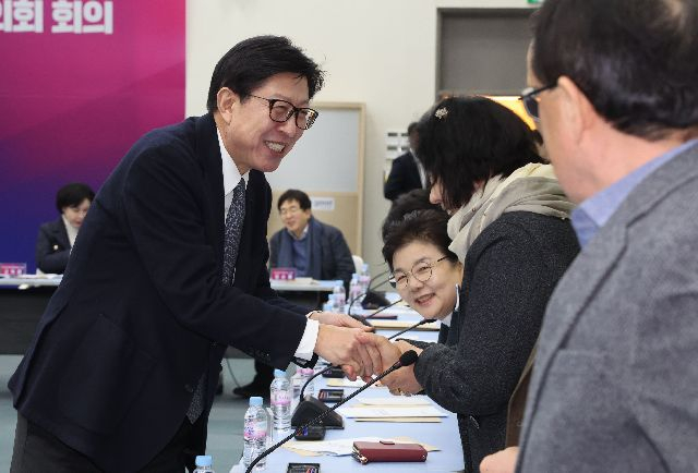 박형준 부산시장이 지난달 부산시청 대회의실에서 열린 부산글로벌허브도시 범시민추진협의회 회의에 참석해 인사를 나누고 있다. 부산일보DB