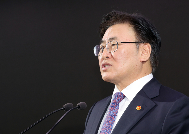 유상임 과학기술정보통신부 장관이 7일 정부세종청사 기자실에서 2025년도 과기정통부 핵심과제 3월 실적 및 4월 추진계획에 관해 설명하고 있다. 유 장관은 바이오·원자력 등 전략기술에 인공지능(AI)을 융합한 경쟁력 강화 전략을 수립하고 데이터센터 전자파 신호등, 스미싱 탐지 엑스레이 등 국민 불안 해소를 위한 디지털 시스템도 새로 운영한다고 밝혔다. 연합뉴스