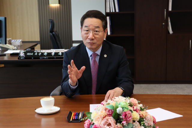 대한민국시도지사협의회장인 유정복 인천시장은 지난 7일 <부산일보> 취재진과의 인터뷰에서 분권형 개헌과 중앙정부 혁신 필요성을 강조했다. 대선 출마를 결심한 그는 이번 조기 대선에서 '낙동강전선'의 중요성을 거듭 역설했다. 대한민국시도지사협의회 제공