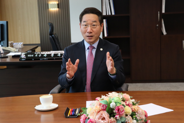 대한민국시도지사협의회장인 유정복 인천시장은 지난 7일 <부산일보> 취재진과의 인터뷰에서 분권형 개헌과 중앙정부 혁신 필요성을 강조했다. 대선 출마를 결심한 그는 이번 조기 대선에서 '낙동강전선'의 중요성을 거듭 역설했다. 대한민국시도지사협의회 제공