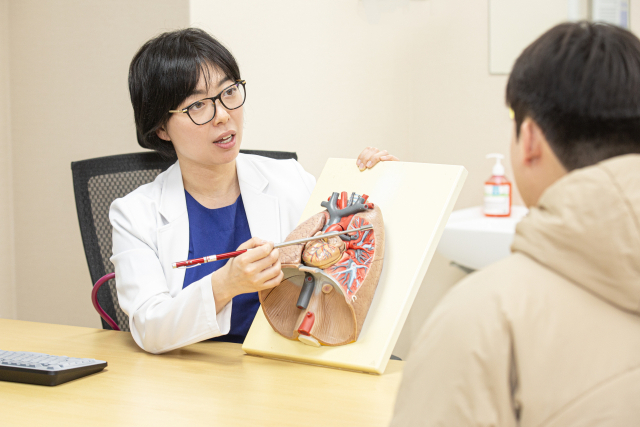 마르고 키가 큰 10대 남학생에게서 흔히 발생하는 기흉은 청소년층에서 꾸준히 증가 추세를 보이고 있는 대표적인 흉부 질환이다. 부산대병원 안효영 심장혈관흉부외과 교수가 진료 중인 모습. 부산대병원 제공