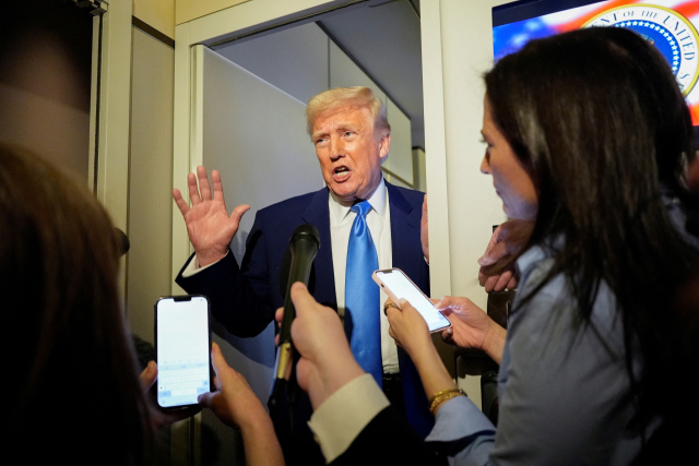 도널드 트럼프 미국 대통령은 6일(현지 시간) 상호관세 부과 등과 관련해 “대중국 무역 적자가 해결되지 않으면 협상하지 않을 것”이라고 말했다. 이날 트럼프 대통령이 메릴랜드주 앤드루스 기지로 가는 비행기 안에서 기자들과 이야기를 나누고 있다. 로이터연합뉴스