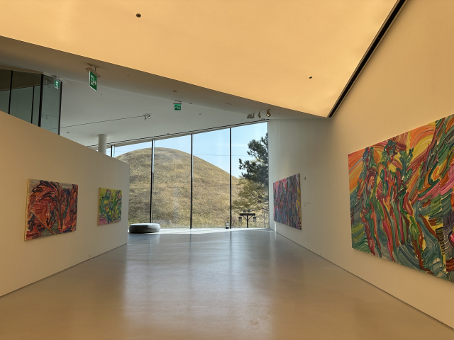 에가미 에츠 작품 전시가 열리고 있는 2층 전시실 모습. 김은영 기자