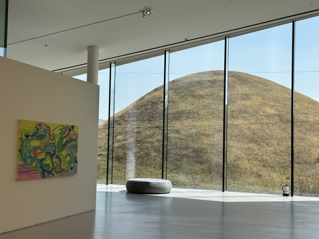 신라 고분을 하나의 작품처럼 담을 수 있는 오아르미술관이 경주시 노서동에 개관해 8일부터 일반 관객에 오픈했다. 사진은 2층 전시실과 유리창으로 보이는 고분 모습. 김은영 기자
