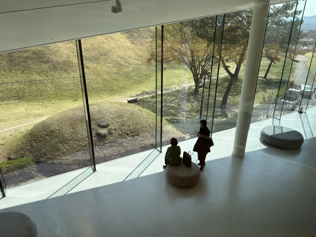 3층 루프탑 전망대에 오르는 계단에서 내려다본 2층 풍경. 김은영 기자