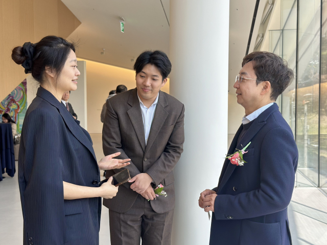 개관전 메인 전시를 맡은 에가미 에츠(왼쪽) 작가와 유현준 건축가, 그리고 오아르미술관 김건희 부관장 모습. 김은영 기자