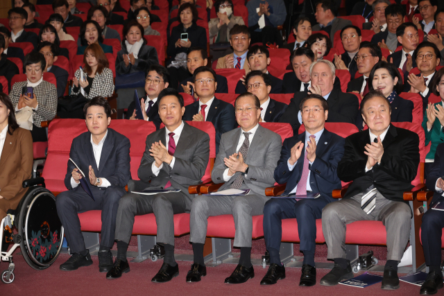 7일 서울 여의도 국회 의원회관에서 열린 지방분권형 헌법 개정 국회 대토론회에 개혁신당 이준석 의원(왼쪽부터), 오세훈 서울시장, 국민의힘 권영세 비상대책위원장, 유정복 인천시장, 정대철 헌정회장이 참석해 있다. 연합뉴스