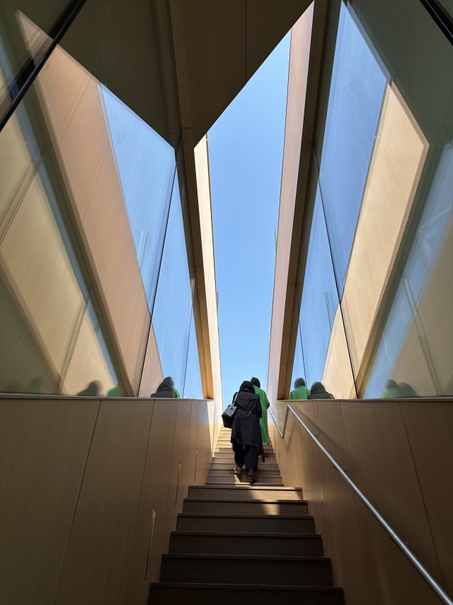 2층 전시실에서 3층 루프탑 전망대로 이어지는 계단. 김은영 기자