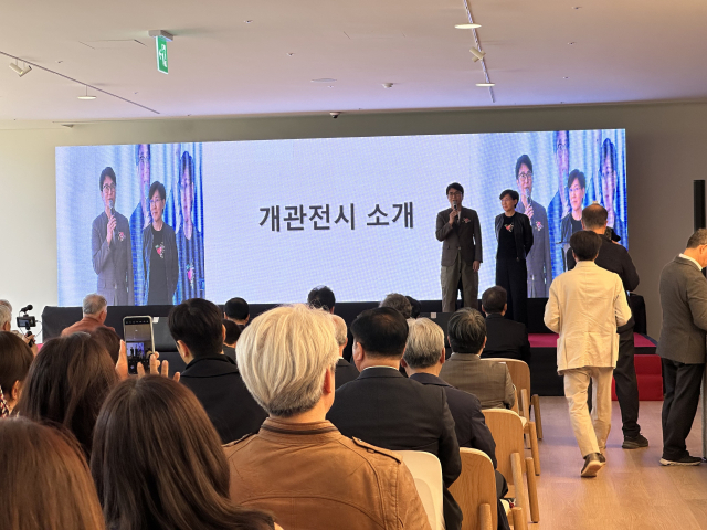 지난 1일 개관식에 참석한 전준호 & 문경원 작가가 인사말을 하고 있다. 김은영 기자