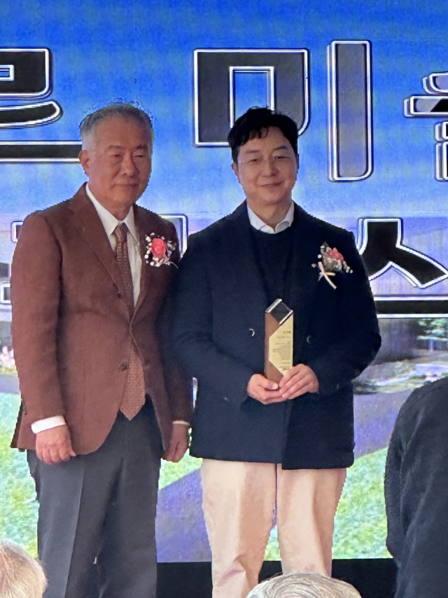 지난 1일 열린 오아르미술관 개관식에서 김문호(왼쪽) 오아르미술관장으로부터 감사패를 받은 설계자 유현준 건축가. 김은영 기자