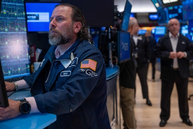 ‘상호관세 90일 유예 검토’라는 뉴스 보도가 미국에서 나오면서 뉴욕증시가 사상 초유의 급등락 장세를 펼쳤다. 사진은 뉴욕증권거래소의 트레이더들. 연합뉴스