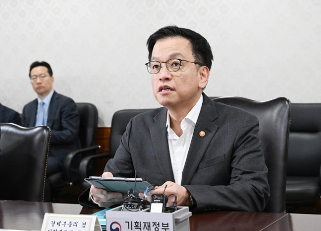 최상목 부총리 겸 기획재정부 장관이 4월 8일 서울 서울 종로구 정부서울청사에서 열린 경제관계장관간담회를 주재하며 모두발언을 하고 있다. 기재부 제공