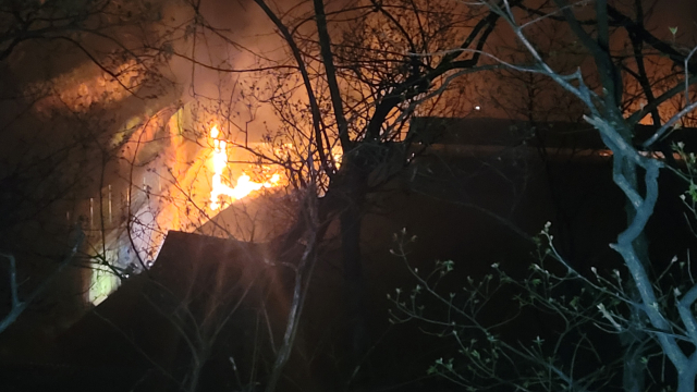 양산시 원동면 한 축사에서 화재가 발생해 9500만 원 상당의 재산피해가 발생했다. 경남소방본부 제공