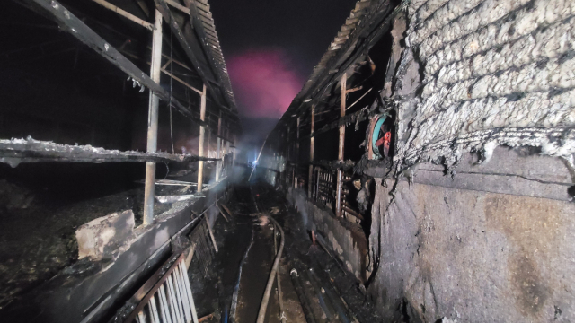 양산시 원동면 한 축사에서 화재가 발생해 9500만 원 상당의 재산피해가 발생했다. 경남소방본부 제공