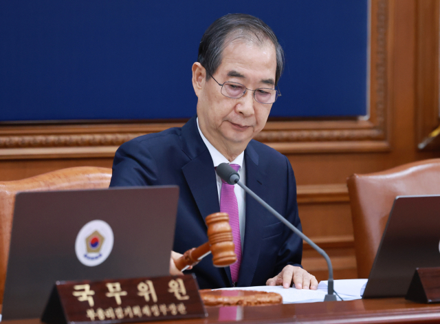 한덕수 대통령 권한대행 국무총리가 8일 정부서울청사에서 열린 국무회의에서 의사봉을 두드리며 개회 선언을 하고 있다. 연합뉴스