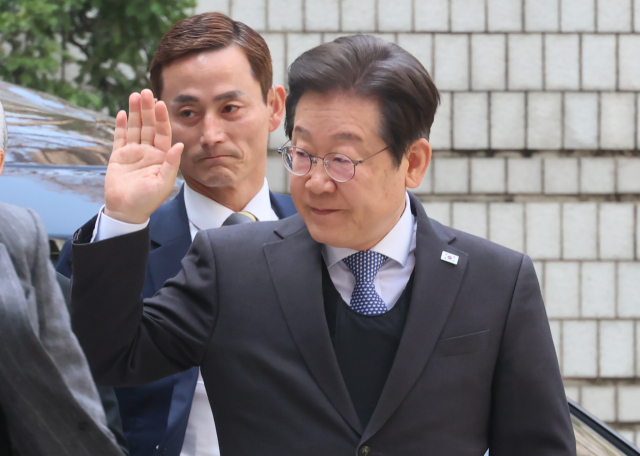 더불어민주당 이재명 대표가 8일 서울 서초구 서울중앙지법에서 열린 '대장동 배임·성남FC 뇌물' 1심 속행 공판에 출석하다 지지자들을 향해 손을 흔들고 있다. 연합뉴스
