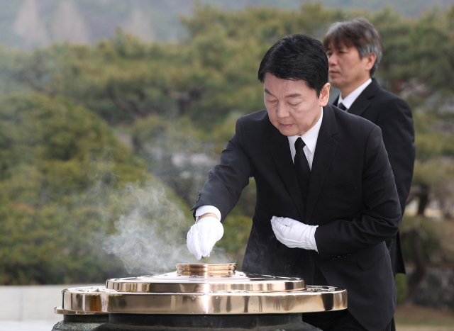 국민의힘 안철수 의원이 8일 서울 동작구 국립서울현충원에서 참배하고 있다. 안 의원은 이날 오전 서울 종로구 광화문광장에서 기자회견을 열고 제21대 대통령 선거 출마를 공식 선언했다. 연합뉴스