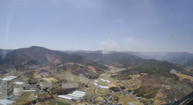 하동군 옥종면 회신리 산불 모습. 발생 24시간 만인 8일 낮 12시께 주불이 진화됐다. 산림청 제공