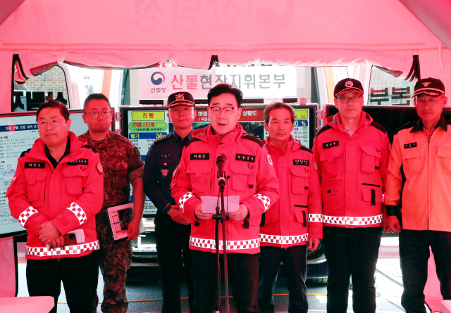 하승철 하동군수가 주불 진화 선언과 함께 그동안의 경과를 설명하고 있다. 하동군 제공