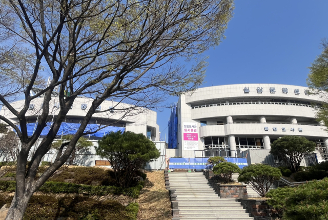 경남 김해시 칠암도서관이 추가 공사를 이유로 휴관 기간을 기존 6개월에서 13개월로 늘려 이용객들의 불만이 커진다. 이경민 기자