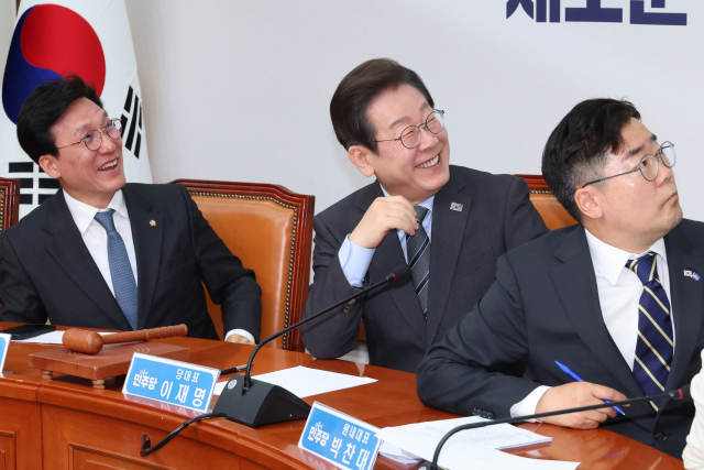 더불어민주당 이재명 대표가 7일 서울 여의도 국회에서 열린 최고위원회의에서 한준호 최고위원이 공개한 홍준표 대구시장의 