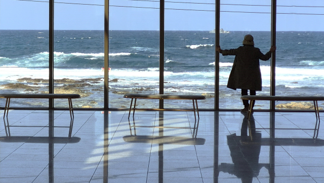 한 여성이 경북 포항시 등대박물관 로비에서 바다를 바라보고 있다. 남태우 기자
