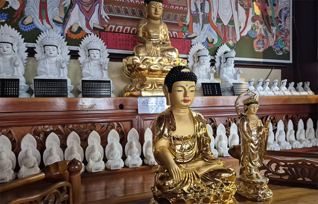 6일 부산 사상구 한 사찰 대웅전에 모셔진 1500만 원 상당의 불상. 김동우 기자 friend@