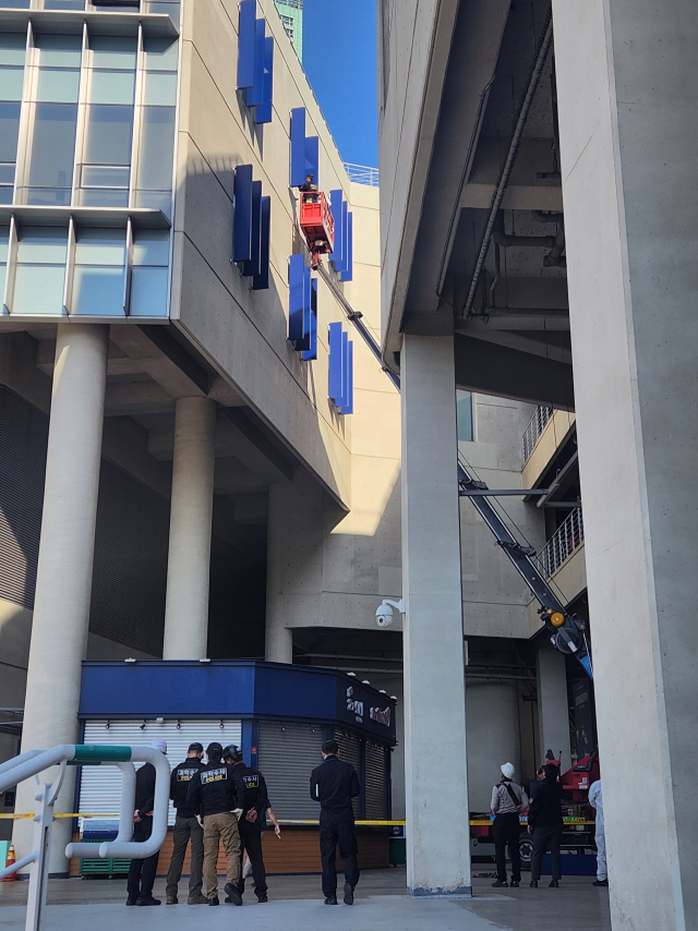 경남경찰청 형사기동대와 국립과학수사원 등 20여 명이 지난 8일 오후 경남 창원시 마산회원구 창원NC파크에서 합동 감식을 벌이고 있다. 강대한 기자