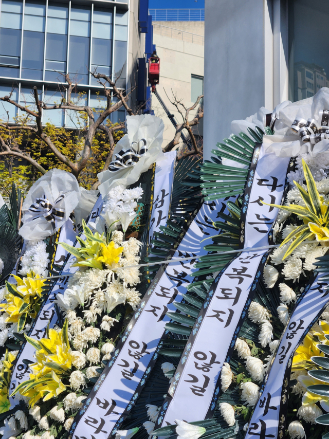 경남경찰청 형사기동대와 국립과학수사원 등 20여 명이 지난 8일 오후 경남 창원시 마산회원구 창원NC파크에서 합동 감식을 벌였으며 사고 현장 인근에 조화가 마련돼 있다. 강대한 기자