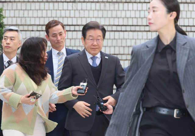 더불어민주당 이재명 대표가 8일 서울 서초구 서울중앙지법에서 열린 '대장동 배임·성남FC 뇌물' 1심 속행 공판에 출석하고 있다. 연합뉴스