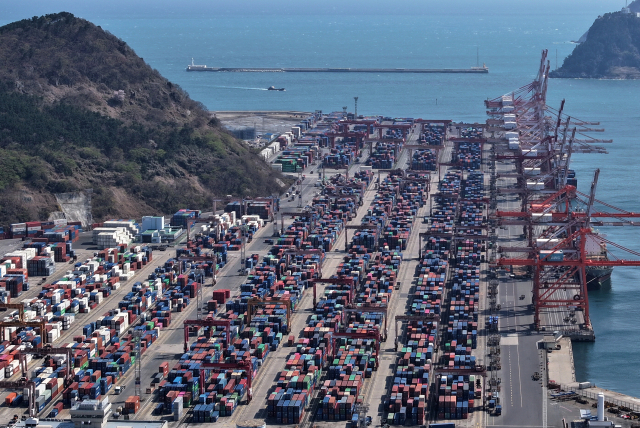 부산 지역 수출기업 10곳 중 4곳이 미국의 보호주의 무역정책에 대응하지 못하는 것으로 조사됐다. 부산항 부두에 쌓여 있는 컨테이너. 연합뉴스