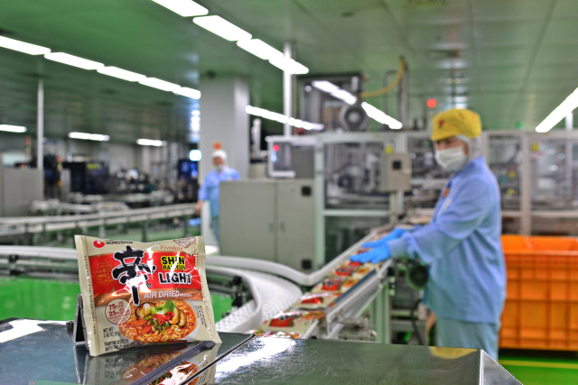 농심 부산 녹산공장에서 신라면 건면이 생산되고 있다. 농심 제공